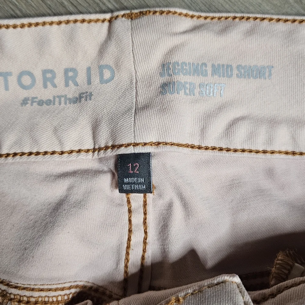 💥Sale💥Torrid Light Pink Jegging Super Soft Mid Jean Shorts - Picture 3 of 3